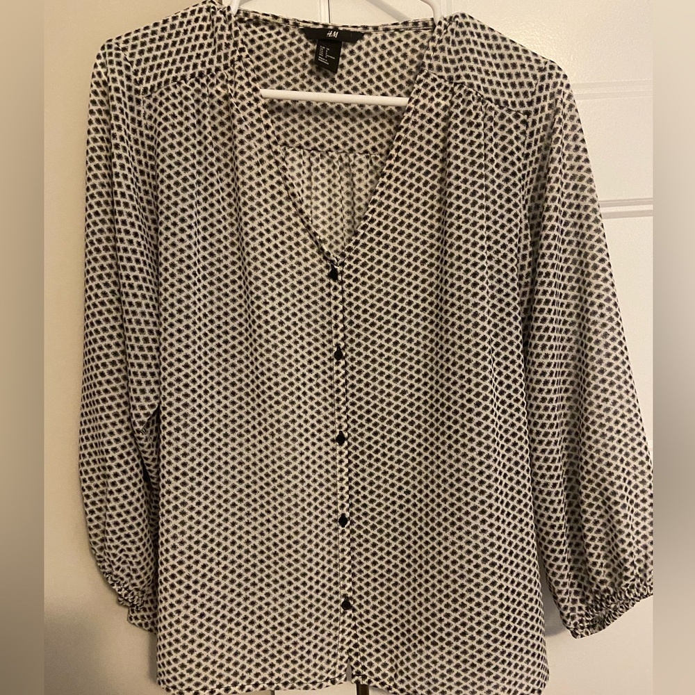 Chiffon shirt with button detail and ballon sleeve.